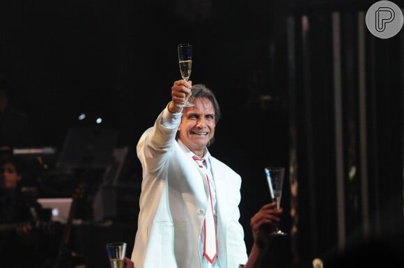 O especial de fim de ano de Roberto Carlos terminou com champanhe