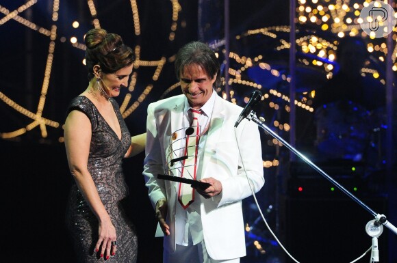 Fátima Bernardes entregou a Roberto Carlos um troféu em sua homenagem