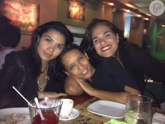 Taís Araújo posa com as amigas durante a festa de aniversário. Na verdade, a atriz comemora o aniversário nesta quinta-feira, 25 de novembro de 2013