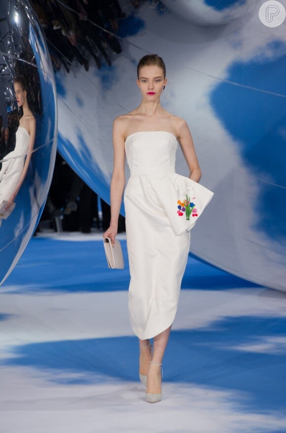 O top e a saia foram apresentados pela Dior no desfile da coleção Prêt-À-Porter Outono/Inverno 2013 da semana de moda de Paris