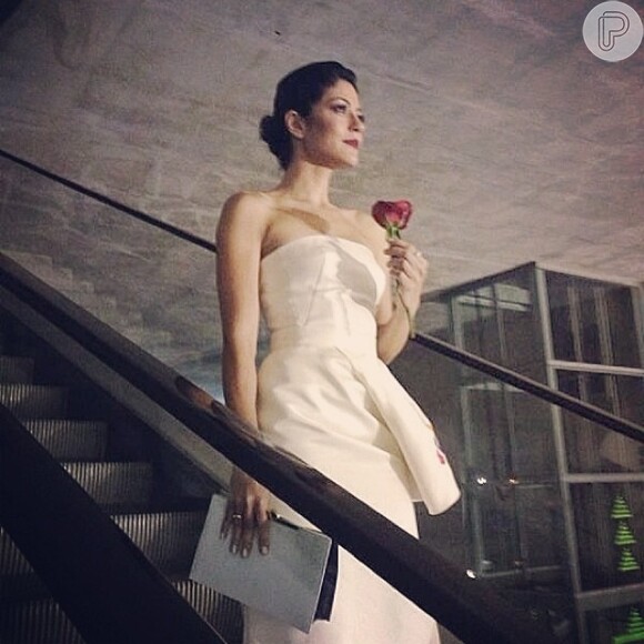 Carol Castro posou com seu look de quase R$ 19 mil e a rosa que ganhou de Roberto Carlos durante a gravação do especial de 40 anos dele na TV Globo
