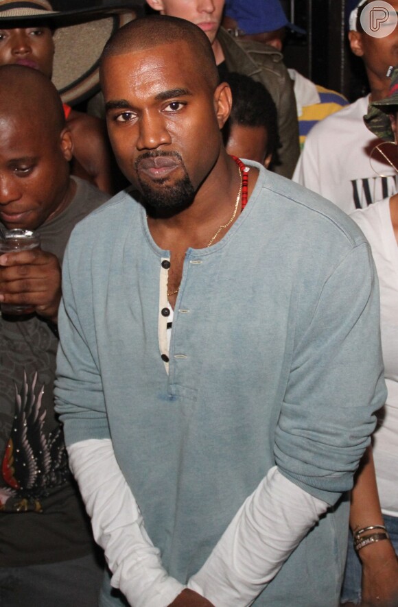 Kanye West faz campanha contra Louis Vuitton durante entrevista à rádio: 'Ninguém em Nova York vai comprar mais Louis Vuitton depois de janeiro', em 26 de novembro de 2013