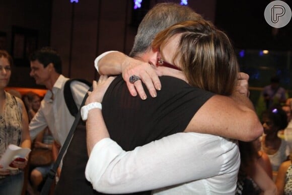 Glória Perez e Raul Gazolla, ex-marido de Daniella, se abraçam