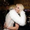 Britney abraça a polêmica Miley Cyrus em evento no qual participaram juntas