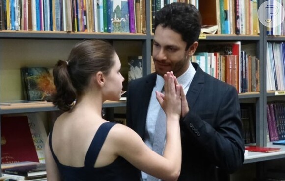 Rafael (Rainer Cadete) e Linda (Bruna Linzmeyer), autista na novela, vivem caso de amor em "Amor à Vida"