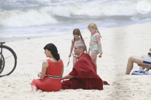 Fabiula Nascimento e Caio Blat gravam cenas de 'Joia Rara' em praia do Rio de Janeiro