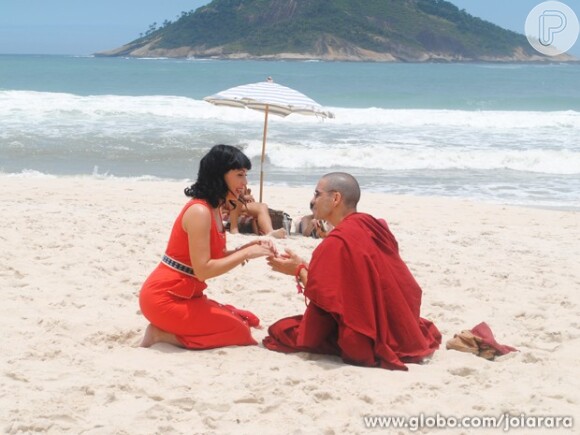 A vedete Matilde (Fabiula Nascimento) declara seu amor pelo monge budista Sonan (Caio Blat), em 'Joia Rara', em 4 de dezembro de 2013