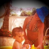Fernanda Souza posta foto de biquíni brincando com a sobrinha