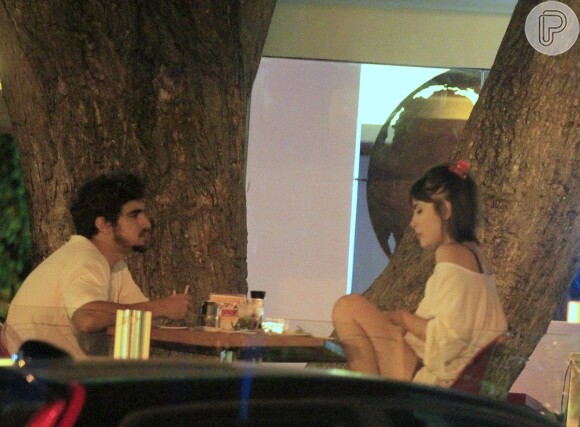 Caio Castro e Maria Casadevall jantam em restaurante japonês