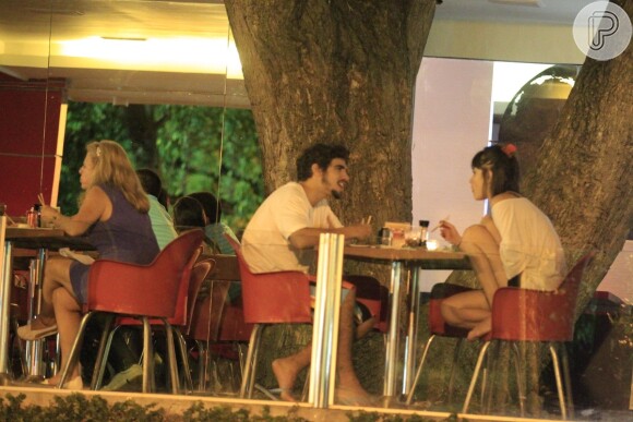 Caio Castro e Maria Casadevall batem um papo durante jantar