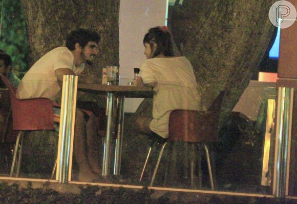 Caio Castro e Maria Casadevall se divertem durante jantar