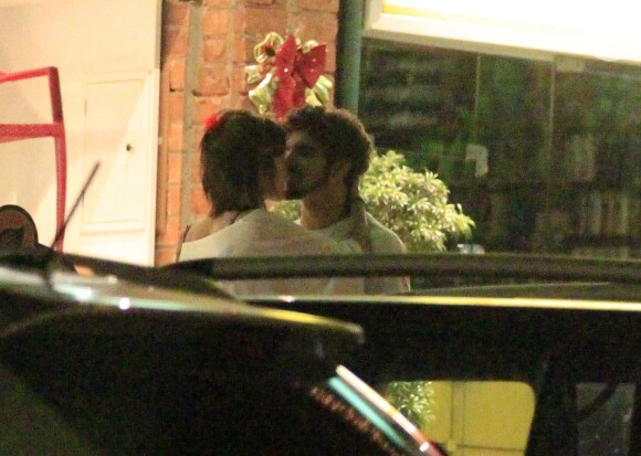 Caio Castro e Maria Casadevall beijam muito encostados em um carro