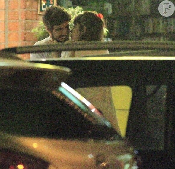 Caio Castro e Maria Casadevall trocam beijos apaixonados após jantar romântico