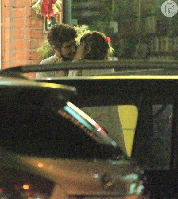 Caio Castro e Maria Casadevall se divertem juntos e trocam beijos apaixonados