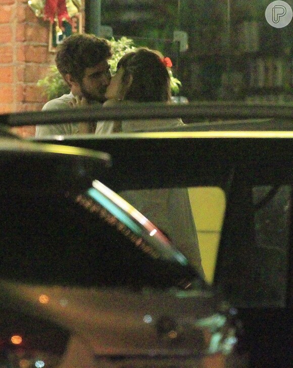 Caio Castro e Maria Casadevall se beijam e  ator percebe que está sendo fotografado