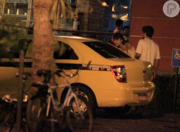Caio Castro e Maria Casadevall são flagrados entrando no táxi