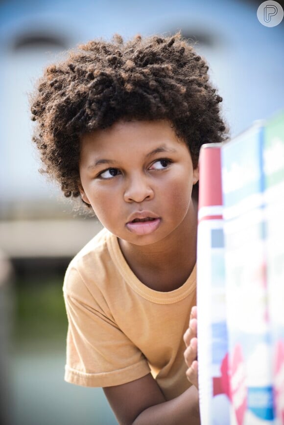 Nilson (JP Rufino) enfrenta seu medo para ir procrurar por Celina (Mariana Rios) na zona proibida da mata, em 'Além do Horizonte'
