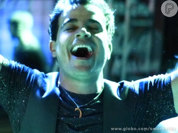 Carlito (Anderson di Rizzi) faz sucesso como cantor e é convidado para se apresentar no 'Caldeirão do Huck', em 'Amor à Vida', em 11 de dezembro de 2013