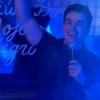 Carlito (Anderson di Rizzi) faz sucesso no bar dos médicos cantando funk, em 'Amor à Vida'