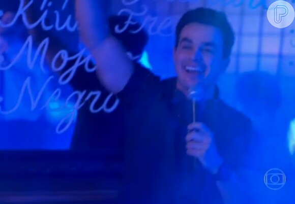 Carlito (Anderson di Rizzi) faz sucesso no bar dos médicos cantando funk, em 'Amor à Vida'