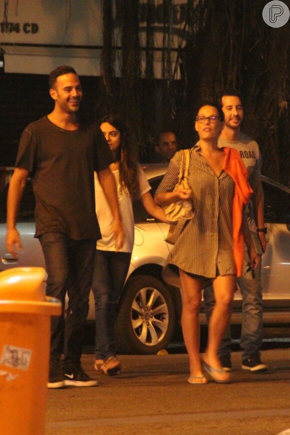 Carolina Ferraz faz passeio com namorado e amigos, no Rio