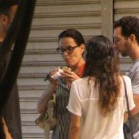 Carolina Ferraz come sanduíche acompanhada de amigos e namorado, no Rio