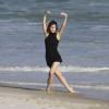 Conhecida pelo estilo despojado, Maria Casadevall dança em praia na Barra da Tijuca