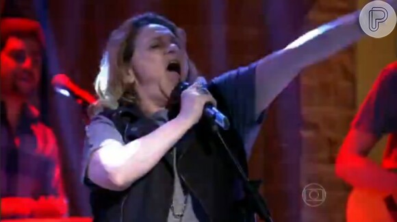 Madá (Fafy Siqueria) canta 'Eu sobrevivo', a versão em português de 'I'll Survive'' no palco do Cantaí, em cena de 'Sangue Bom'