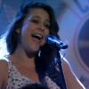 Socorro (Tatiana Alvim) canta 'De Janeiro a Janeiro', em cena de 'Sangue Bom'