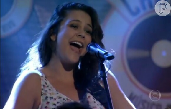 Socorro (Tatiana Alvim) canta 'De Janeiro a Janeiro', em cena de 'Sangue Bom'
