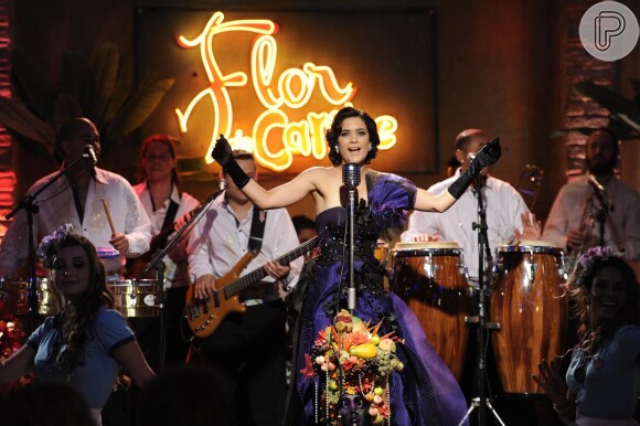 a atriz argentina Moro Anghileri canta 'Una Canción' no show de Cristal, sua personagem em 'Flor do Caribe'
