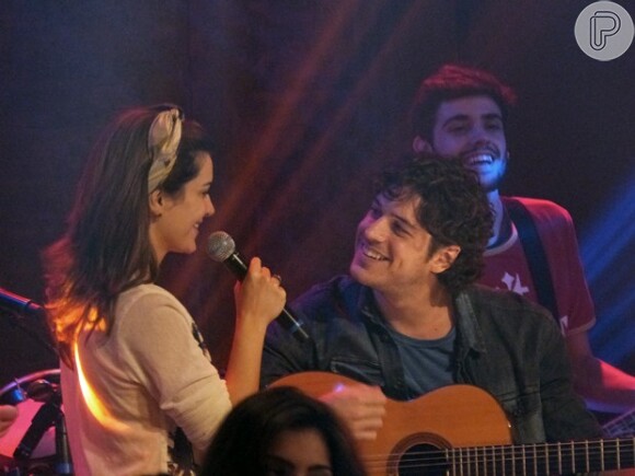 Charlene (Mayana Neiva) canta 'A vida do viajante' no palco do Cantaí, em 'Sangue Bom'