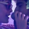 Patrícia (Maria Casadevall) e Michel (Caio Castro) cantam e no karaokê e acabam se beijando, em cena de 'Amor à Vida'