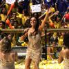 Sereia (Isis Valverde), agita os foliões no carnaval de Salvador cantando seu sucesso 'No Ouvido da Sereia', em cena da microssérie 'O Canto da Sereia'