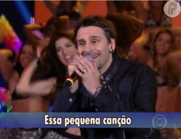 Murilo Rosa canta no 'Domingão do Faustão' as músicas de 'Vazio Coração', o longa em que encarna um cantor romântico