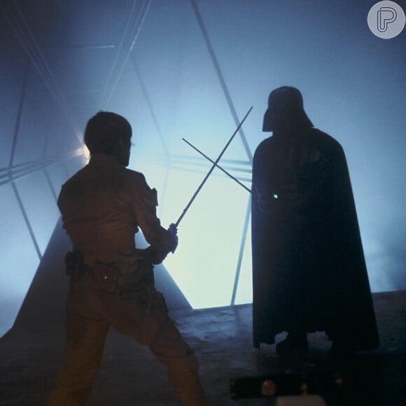 A segunda foto postada na conta mostra a épica batalha entre Darth Vader e o filho, Luke Skywalker, no filme 'Episódio VI: O Retorno de Jedi'