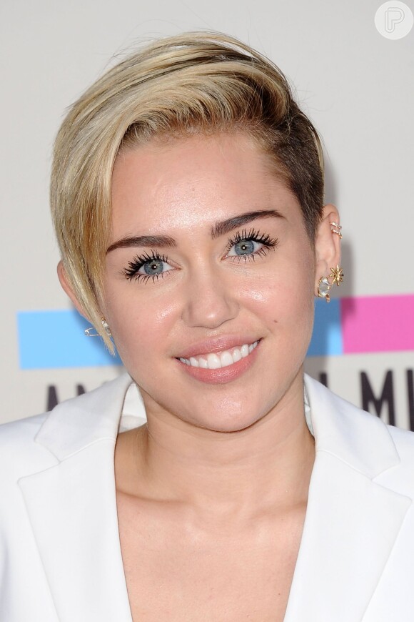 Miley Cyrus passa pelo constrangimento de ter o cartão de crédito recusado, em 3 de dezembro de 2013
