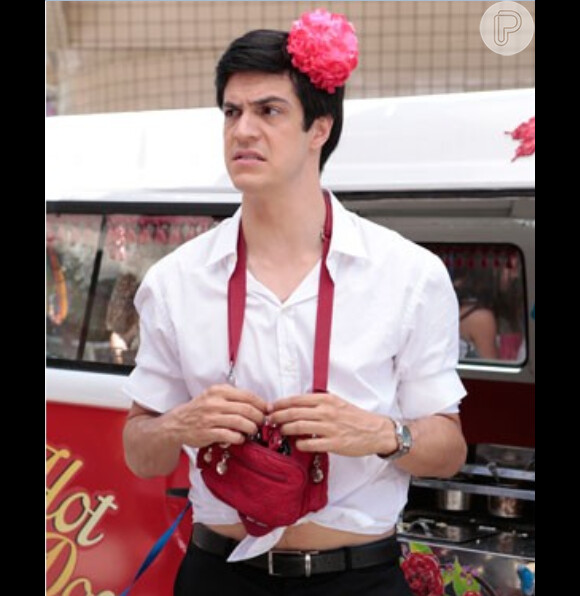 Após ser desmascarado, Félix (Mateus Solano) passa por uma fase difícil em que tem de vender hot dog com flor no cabelo, na 25 de Março, em 'Amor à Vida'