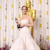 Jennifer Lawrence é eleita a mais bem vestida de 2013 por vestido usado no Oscar