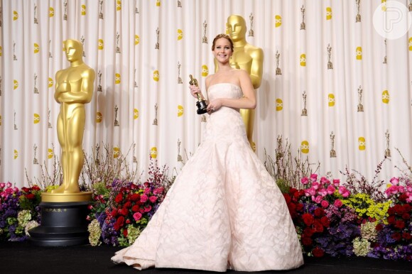 Jennifer Lawrence é eleita a mais bem vestida do ano pela revista 'Time' pelo vestido Dior usado no Oscar 2013, em 5 de dezembro de 2013