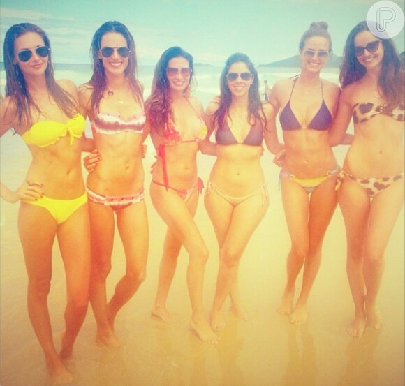 Alessandra ambrósio publica foto de biquíni ao lado de amigas modelos em praia de Florianópolis, em 31 de dezembro de 2012