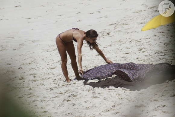 Logo que saiu do mar, Fernanda de Freitas estendeu a canga para se bronzear