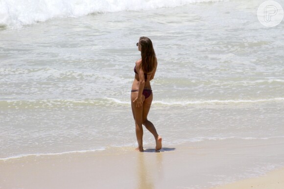E apesar do mar estar bastante agitado, Fernanda de Freitas não resistiu e foi dar um mergulho