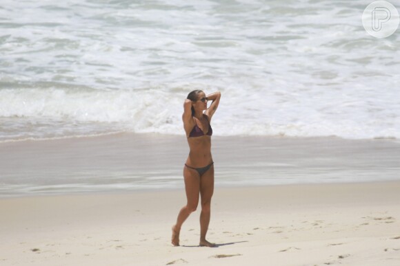 Recentemente Fernanda de Freitas foi flagrada na praia com seu namorado, que lhe beijos o pé