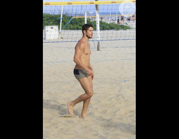 O ator José Loreto jogou futebol com amigos em dia de sol no Rio de Janeiro, na tarde desta quinta-feira, 5 de dezembro de 2013, na praia do Pepê, Zona Oeste da cidade