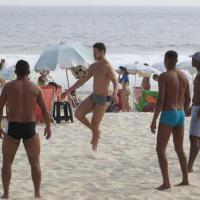José Loreto exibe corpo sarado em dia de folga na praia do Pepê, no Rio