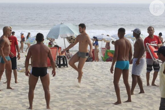 José Loreto exibiu o corpo sarado ao jogar futebol com amigos em dia de sol no Rio de Janeiro, na praia do Pepê, Zona Oeste da cidade, na tarde desta quinta-feira, 5 de dezembro de 2013