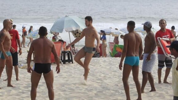José Loreto exibe corpo sarado em dia de folga na praia do Pepê, no Rio