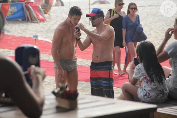 José Loreto, noivo de Débora Nascimento, encontrou com o ator Márcio Kieling no Rio de Janeiro, na tarde desta quinta-feira, 5 de dezembro de 2013, na praia do Pepê, Zona Oeste da cidade