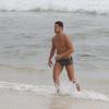 O ator José Loreto, noivo de Débora Nascimento, curtiu o dia de folga para ir à praia do Pepê, Zona Oeste do Rio de Janeiro, na tarde desta quinta-feira, 5 de dezembro de 2013